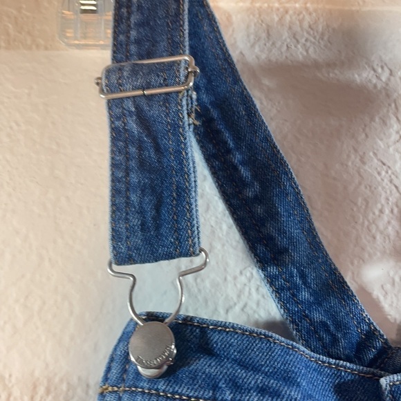 DISTRESSED TINSELTOWN RIPPED CUFFED DENIM SHORTALLS - SIZE MEDIUM - Picture 8 of 16